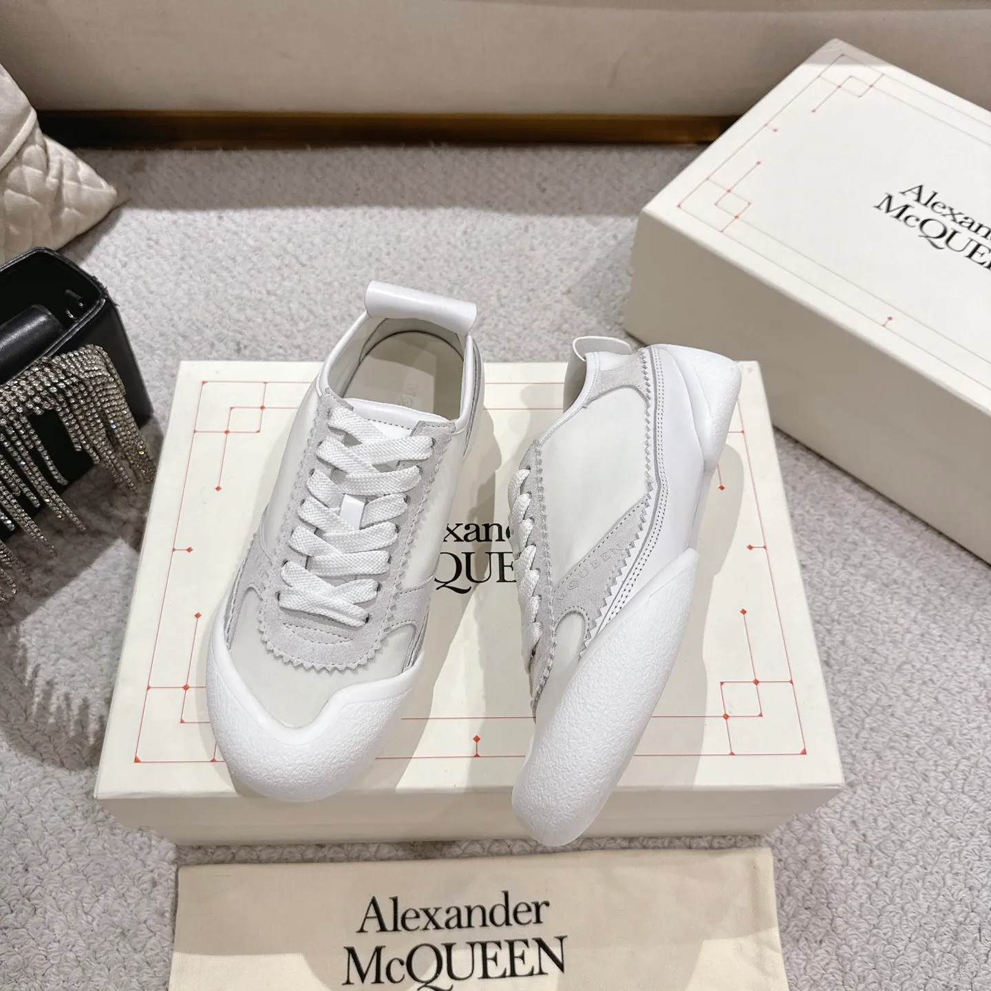 👟👟Ex-factory price 600👟👟 Men's size +10 2025 McQueen's new AIexanderMcQUEEN✅ The original quality has been certified! The original version is reproduced 1:1, and the latest lace-up casual shoes are released simultaneously. • McQueen logo • Round toe box • Lightweight segmented sole design, made of imported stretch breathable fabric + grained cowhide, soft inner lining and insole, comfortable for walking and not stuffy on the feet. Five colors: black/white·white·off-white·black/brown·yellow Fabric: grained cowhide + stretch fabric + cow suede Insole: imported sheepskin Women’s model: 35–40 (40 for women is not returnable) Men’s model: 39–45 (45 for men is not returnable)
